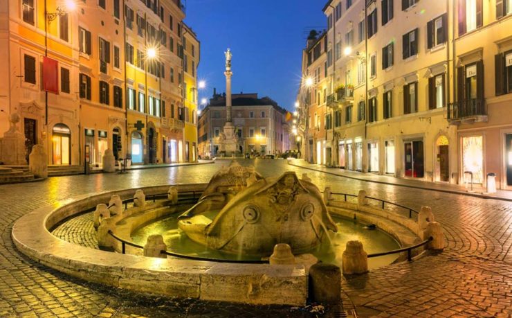 Les plus belles fontaines de Rome : la Barcaccia avec les deux canons et les armoiries papales