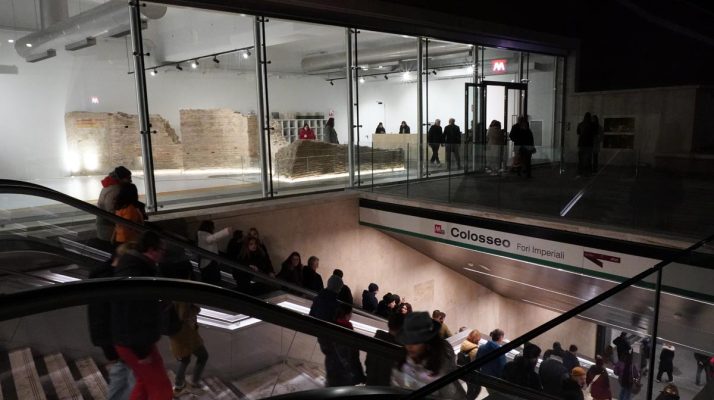 Relation visuelle entre les flux métropolitains et l’espace muséalisé dans la station Colosseo - Fori Imperiali