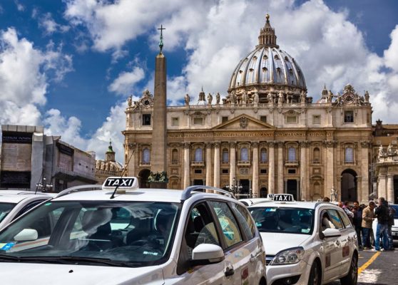 Guide de l'utilisation des taxis à Rome. Comment réserver, numéros et tarifs
