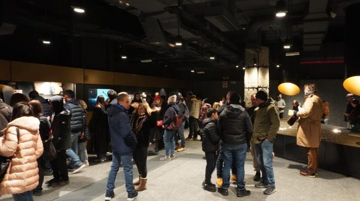 Espace d’exposition des puits républicains le long du parcours de couloir de la station Colosseo – Fori Imperiali